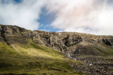 Orman dağ ve mavi gökyüzü.