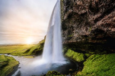 İzlanda 'da Sihirli Seljalandsfoss Şelalesi.
