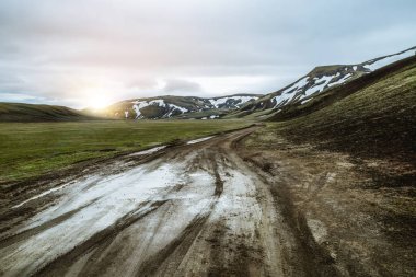 İzlanda 'nın dağlık bölgelerinde Landmanalaugar Yolu.