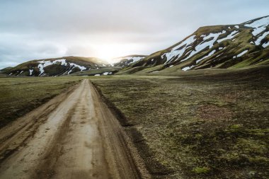 İzlanda 'nın dağlık bölgelerinde Landmanalaugar Yolu.