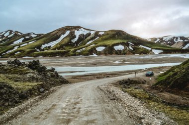 İzlanda 'nın dağlık bölgelerinde Landmanalaugar Yolu.