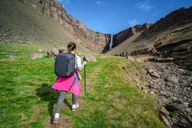 Hengifoss Şelalesi'nde gezgin yürüyüşü, İzlanda.