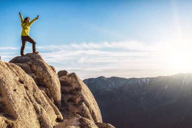 Yürüyüşçü Japonya'da dağda trekking etkinliği yapmak.