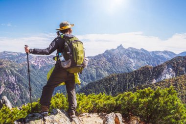 Yürüyüşçü Japonya'da dağda trekking etkinliği yapmak.
