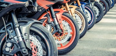 Yaz aylarında şehir caddesinde motosiklet grup park