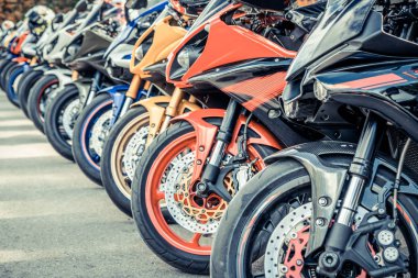 Yaz aylarında şehir caddesinde motosiklet grup park