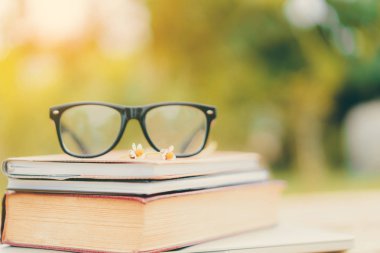 Doğa geçmişi olan kitaplar ve gözlükler.