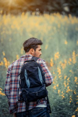 Genç Adam Sırt çantasıyla Doğada Seyahat Ediyor.