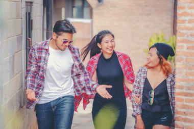 Üniversitede yürüyen üniversite öğrencilerinden oluşan bir grup