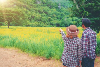 Mutlu çift tepelerde romantik bir yürüyüş.