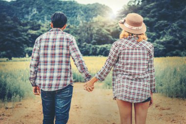 Mutlu çift tepelerde romantik bir yürüyüş.