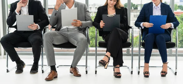 Affärskvinnor och affärsmän väntar på intervju. — Stockfoto