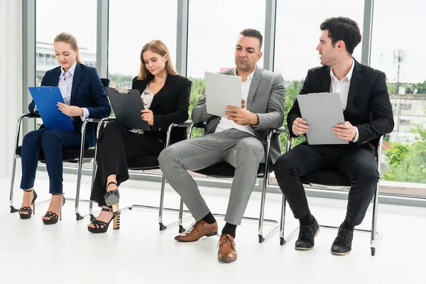 Zakenvrouwen en zakenlieden wachten op een interview. — Stockfoto