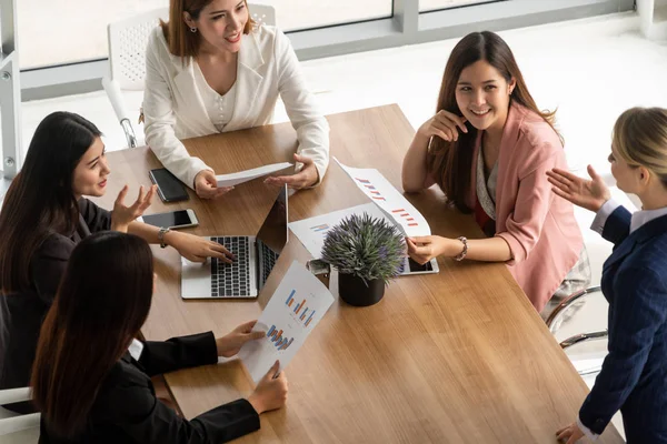 Mulheres de negócios em reunião, Computador portátil na mesa — Fotografia de Stock