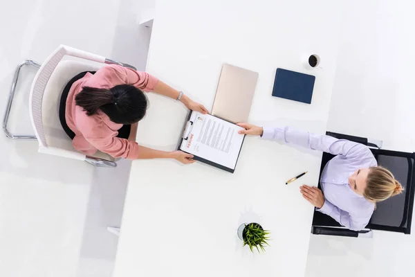 Twee jonge zakenvrouwen ontmoeten elkaar voor interview. — Stockfoto