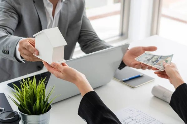 Concepto de compra de inmuebles, casas y propiedades. — Foto de Stock