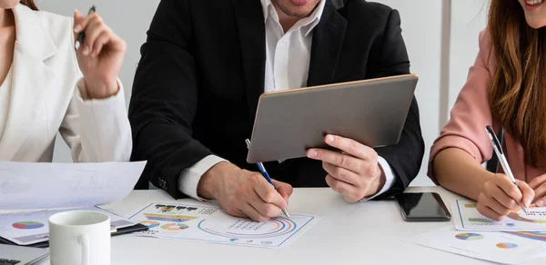 Empresário e empresárias que trabalham no escritório. — Fotografia de Stock