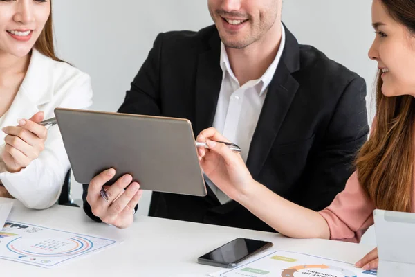 Imprenditore e imprenditrici che lavorano in ufficio. — Foto Stock