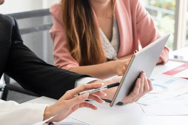 Affärsman och affärskvinnor som arbetar på kontoret. — Stockfoto