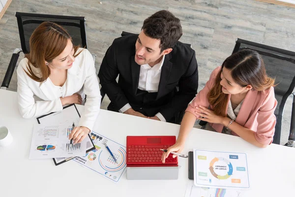 Businessman and businesswomen working in office. — Stock Photo, Image