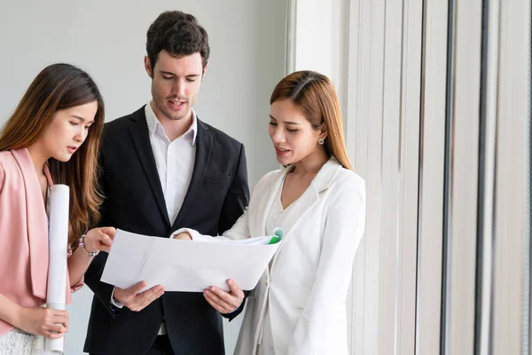 Businessman and businesswomen working in office. — Stock Photo, Image