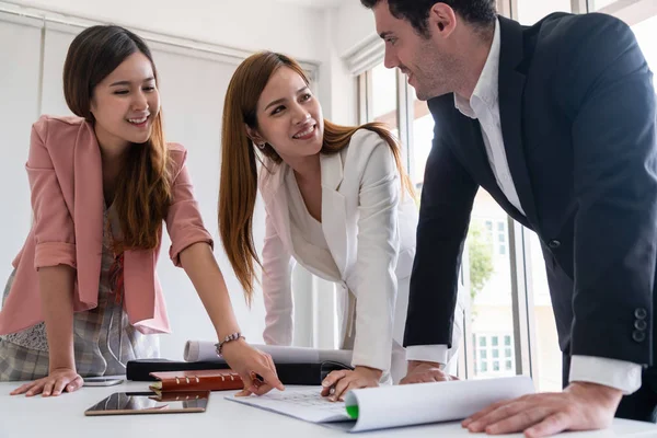 Businessman and businesswomen working in office. — Stock Photo, Image