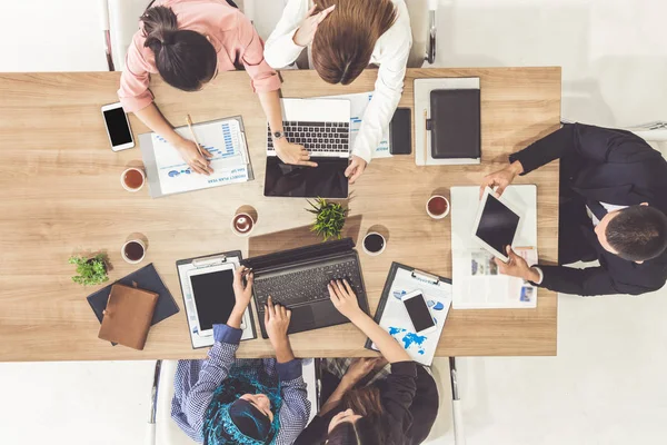 Gente de negocios en reunión de grupo en la oficina. — Foto de Stock