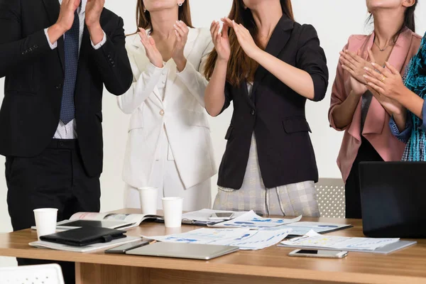 Geschäftsleute applaudieren bei einem Geschäftstreffen. — Stockfoto