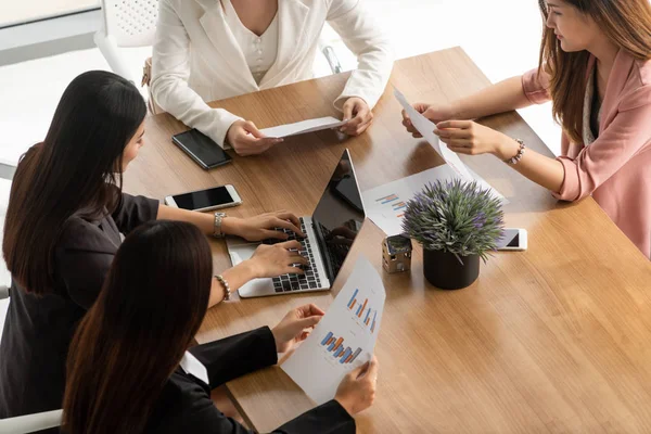 Femmes d'affaires en réunion, Ordinateur portable sur la table — Photo