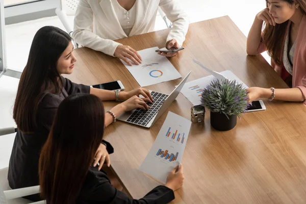 Bizneswoman in Meeting, Laptop Komputer na stole — Zdjęcie stockowe