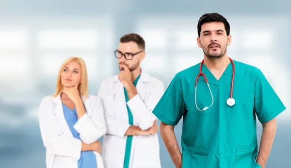 Dokter werkzaam in het ziekenhuis met andere artsen. — Stockfoto