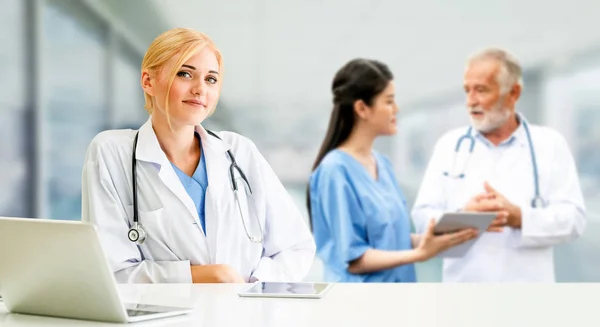 Arzt arbeitet im Krankenhaus mit anderen Ärzten zusammen. — Stockfoto