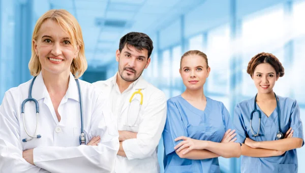 Médico que trabalha no hospital com outros médicos . — Fotografia de Stock