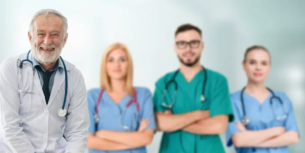 Arzt arbeitet im Krankenhaus mit anderen Ärzten zusammen. — Stockfoto