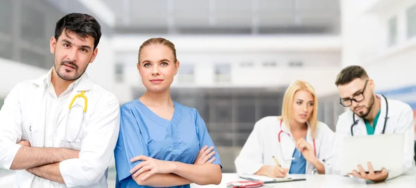 Médico que trabaja en el hospital con otros médicos . — Foto de Stock