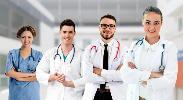 Dokter werkzaam in het ziekenhuis met andere artsen. — Stockfoto