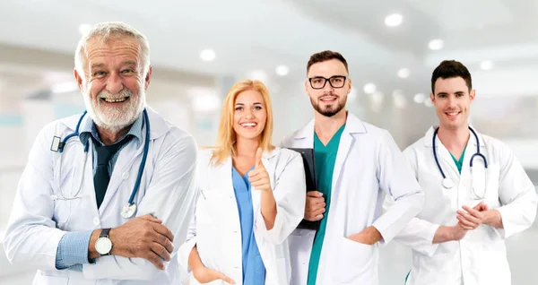 Arzt arbeitet im Krankenhaus mit anderen Ärzten zusammen. — Stockfoto