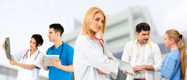 Dokter werkzaam in het ziekenhuis met andere artsen. — Stockfoto