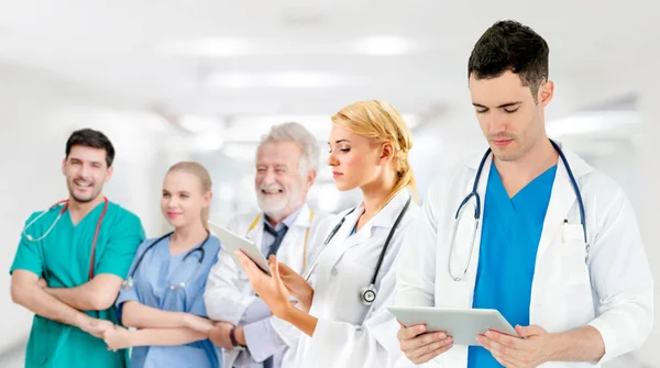 Dokter werkzaam in het ziekenhuis met andere artsen. — Stockfoto