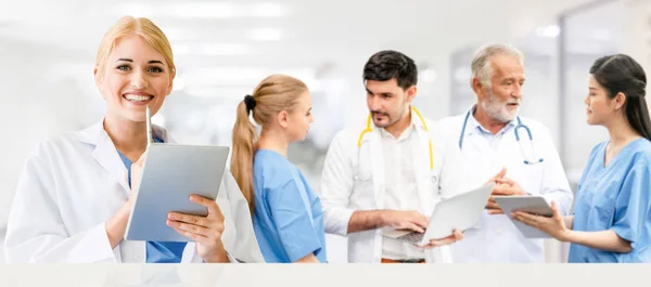 Médecin travaillant à l'hôpital avec d'autres médecins . — Photo