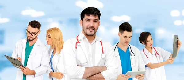 Doctor working in hospital with other doctors. — Stock Photo, Image