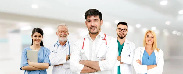 Medico che lavora in ospedale con altri medici . — Foto Stock
