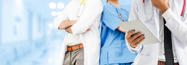 Doctor working in hospital with other doctors. — Stock Photo, Image