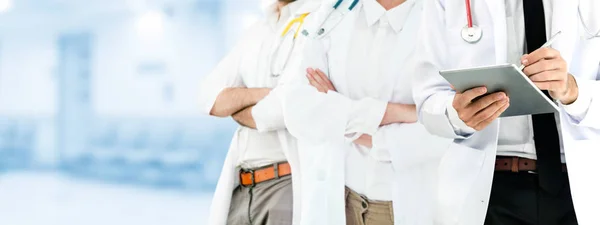 Médico que trabalha no hospital com outros médicos . — Fotografia de Stock