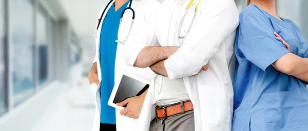 Dokter werkzaam in het ziekenhuis met andere artsen. — Stockfoto