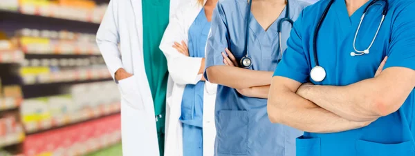 Arzt arbeitet im Krankenhaus mit anderen Ärzten zusammen. — Stockfoto