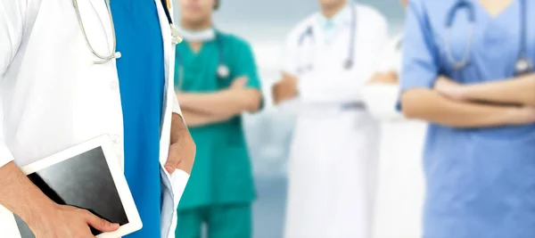 Arzt arbeitet im Krankenhaus mit anderen Ärzten zusammen. — Stockfoto