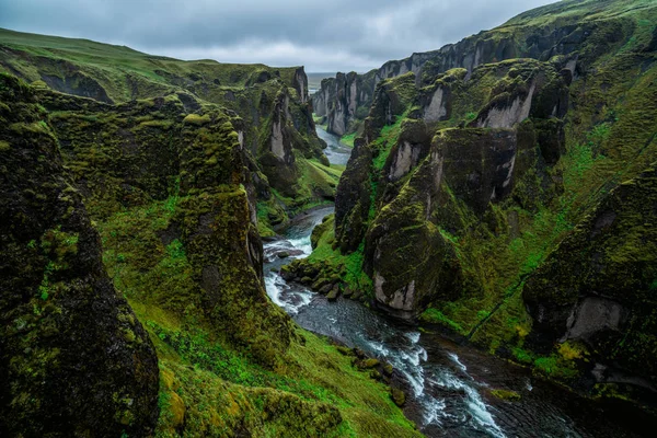 Paisagem única de Fjadrargljufur na Islândia . — Fotografia de Stock