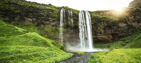 Magiczny wodospad Seljalandsfoss w Islandii. — Zdjęcie stockowe