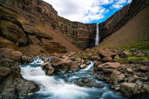 Piękny wodospad Hengifoss we wschodniej Islandii. — Zdjęcie stockowe